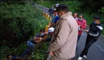 Car fell into a ditch, three injured