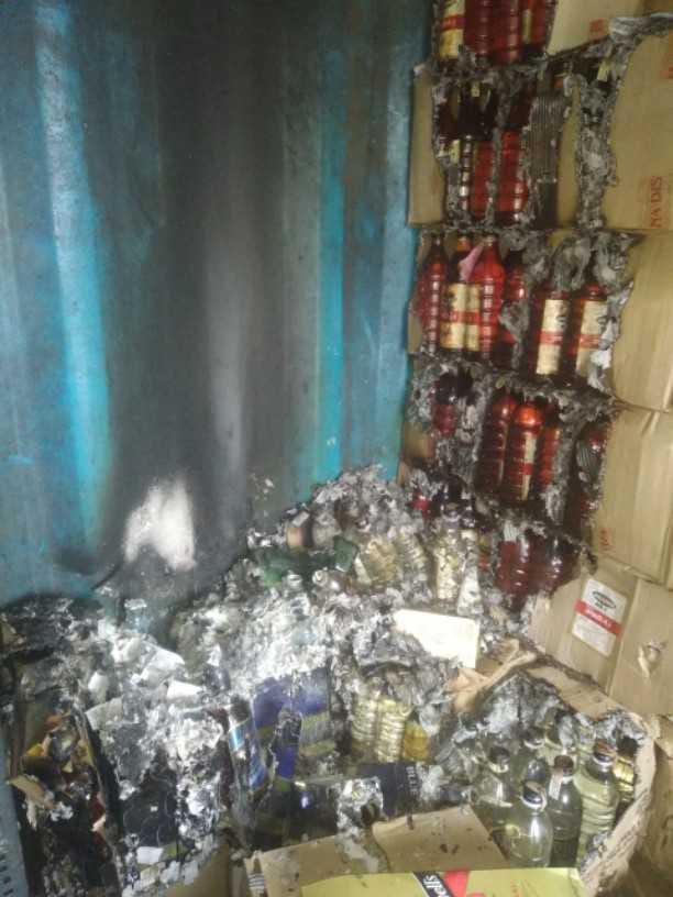 Five youths set fire to liquor contracts in Parana village