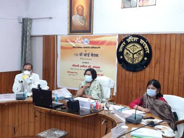 मेरठ में आयोजित जीडीए बोर्ड बैठक की अध्यक्षता करती मंडलायुक्त अनीता सी (मध्य में), जीडीए उपाध्यक्ष कंचन वर्मा और डीएम अजय शंकर पांडेय
