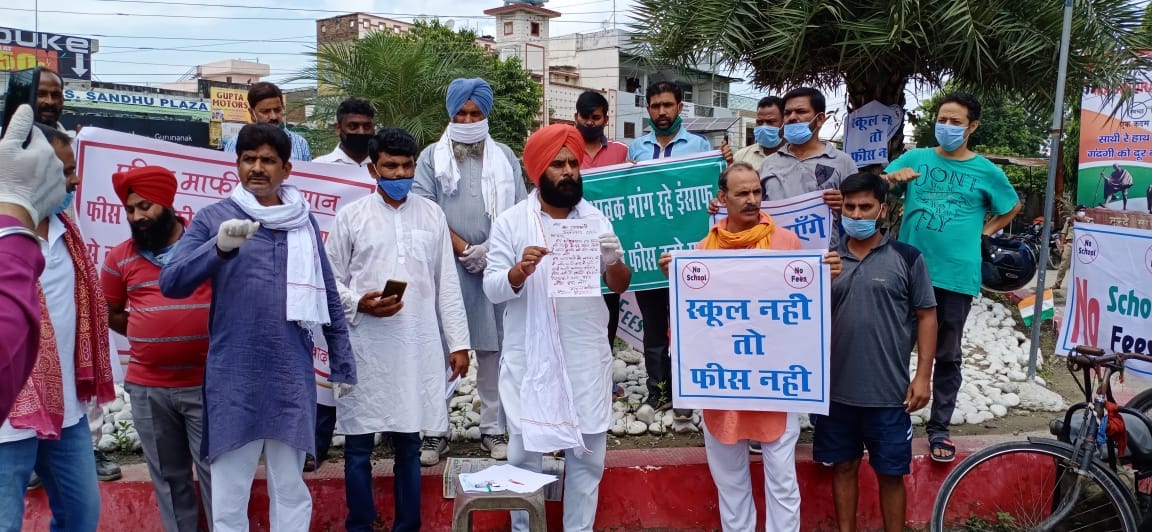 लोगों ने फीसमाफी के लिए खून से लिखा पत्र मुख्यमंत्री को भेजा