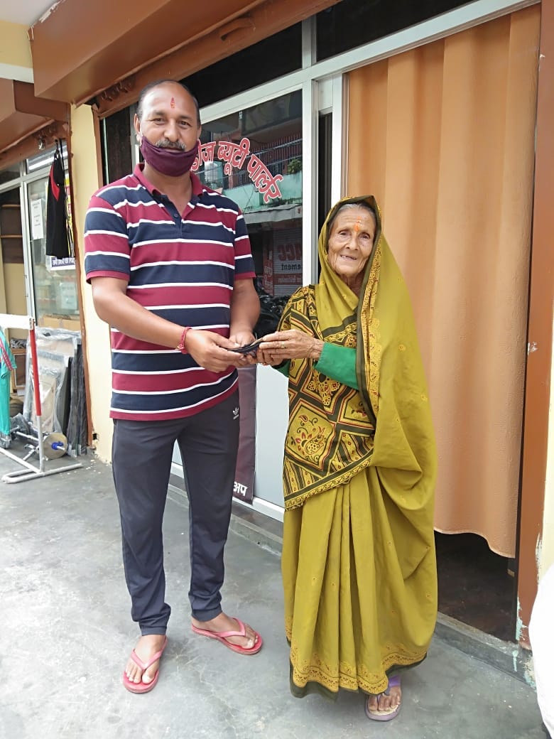 ईमानदारी अभी जिंदा है, रुपयों से भरा पर्स लौटाया