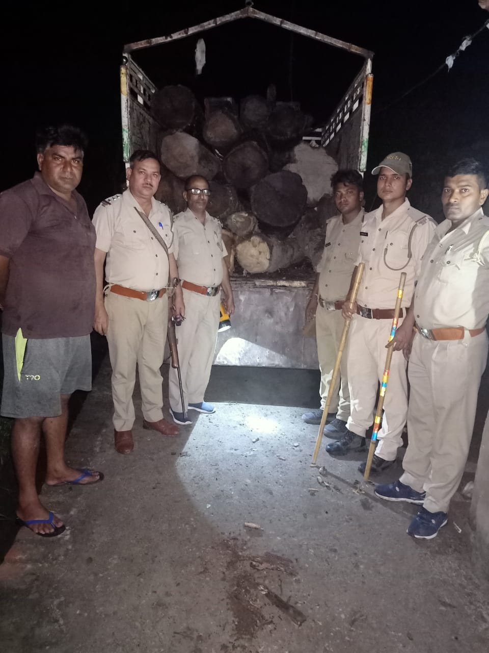 एक लाख की शीशम की लकड़ी पकड़ी