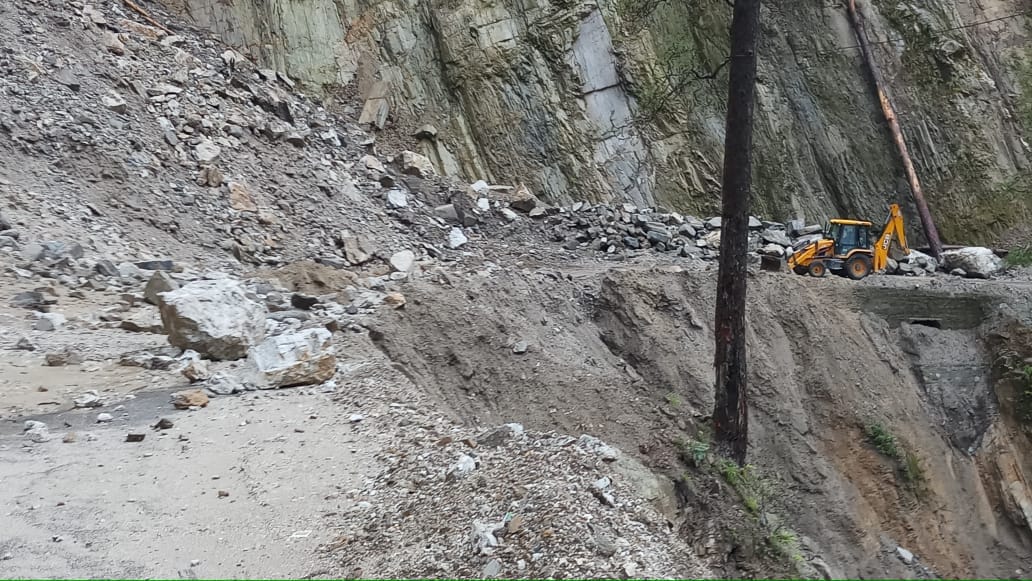 टनकपुर-पिथौरागढ़ राष्ट्रीय राजमार्ग में 6 घंटे तक थमे रहे पहिये