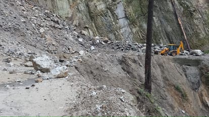 टनकपुर-पिथौरागढ़ राष्ट्रीय राजमार्ग में 6 घंटे तक थमे रहे पहिये
