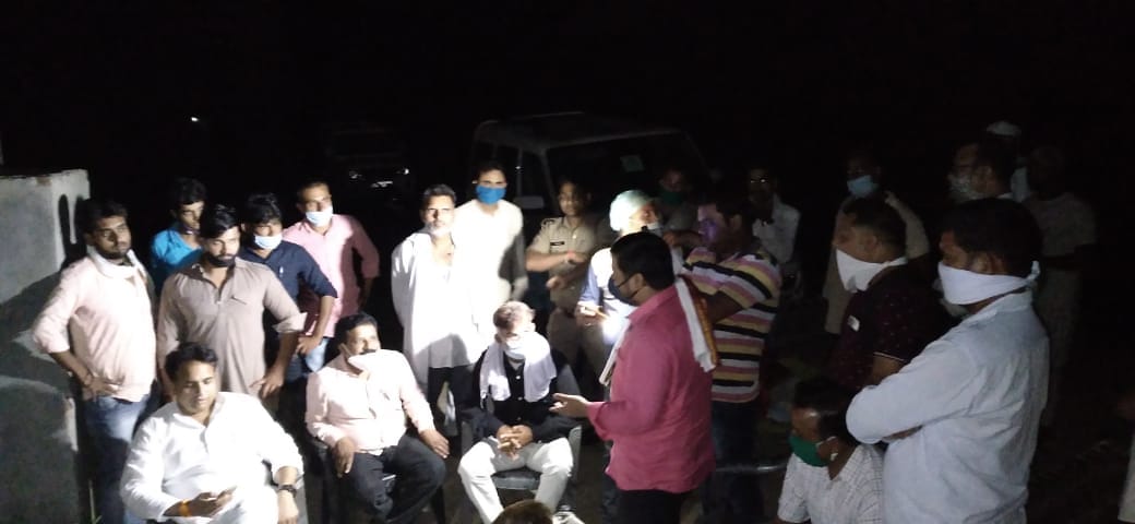 गोशाला की अव्यवस्था देख धरने पर बैठे विधायक, तीन पर एफआईआर