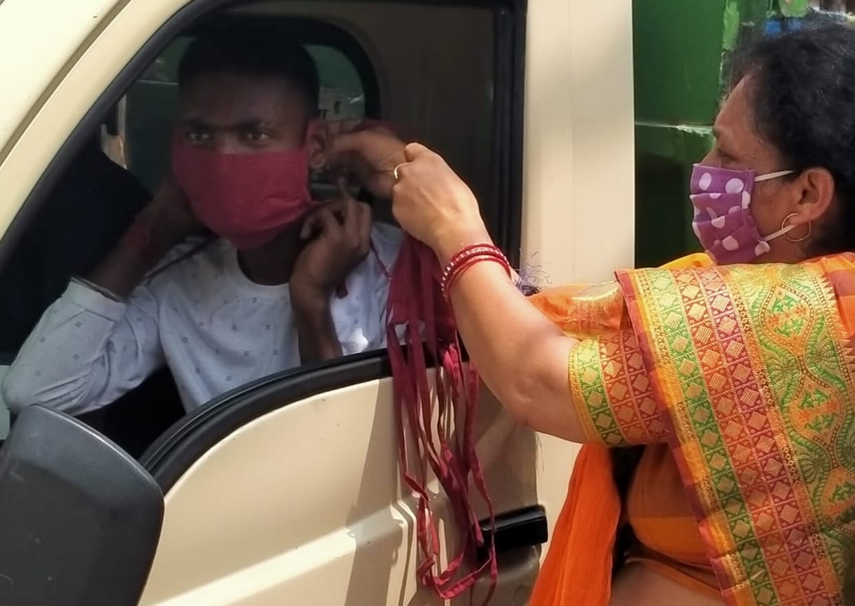 मीना शर्मा ने 60 चालकों व परिचालकों को लगाए मास्क