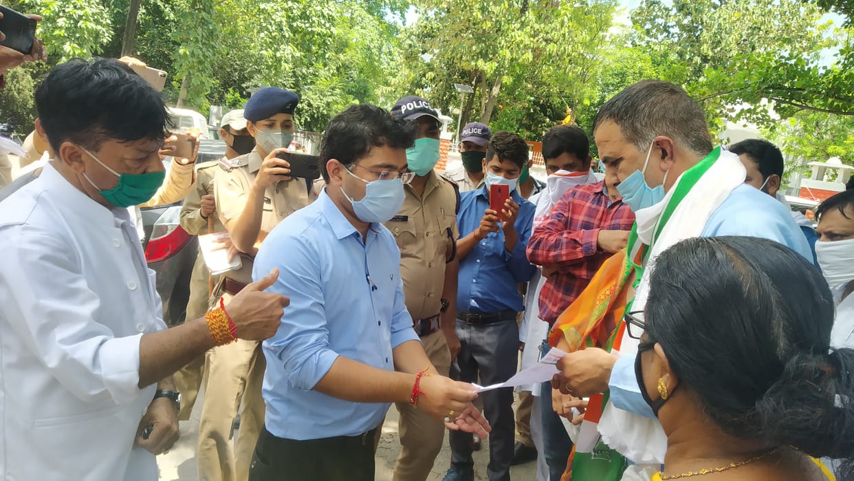 विधायक के खिलाफ प्रदर्शन करने आए थे कांग्रेसी, भुगतना पड़ा चालान