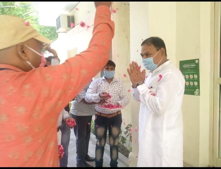 कोरोना को हराकर तीन सप्ताह बाद निगम कार्यालय लौटे रुद्रपुर मेयर