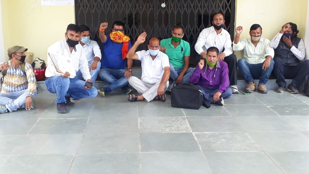 द्वाराहाट में प्रधान संगठन का प्रदर्शन