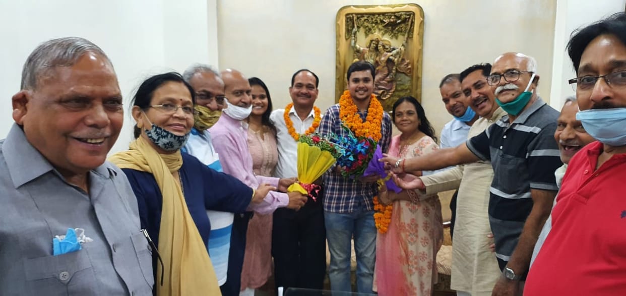 यूपीएससी में चयनित आयुष का गुलमोहर में जोरदार स्वागत
