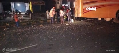बाइक सवार को ठोकर मारने के बाद अनियंत्रित बस डिवाइडर से टकराई, 10 लोग घायल
