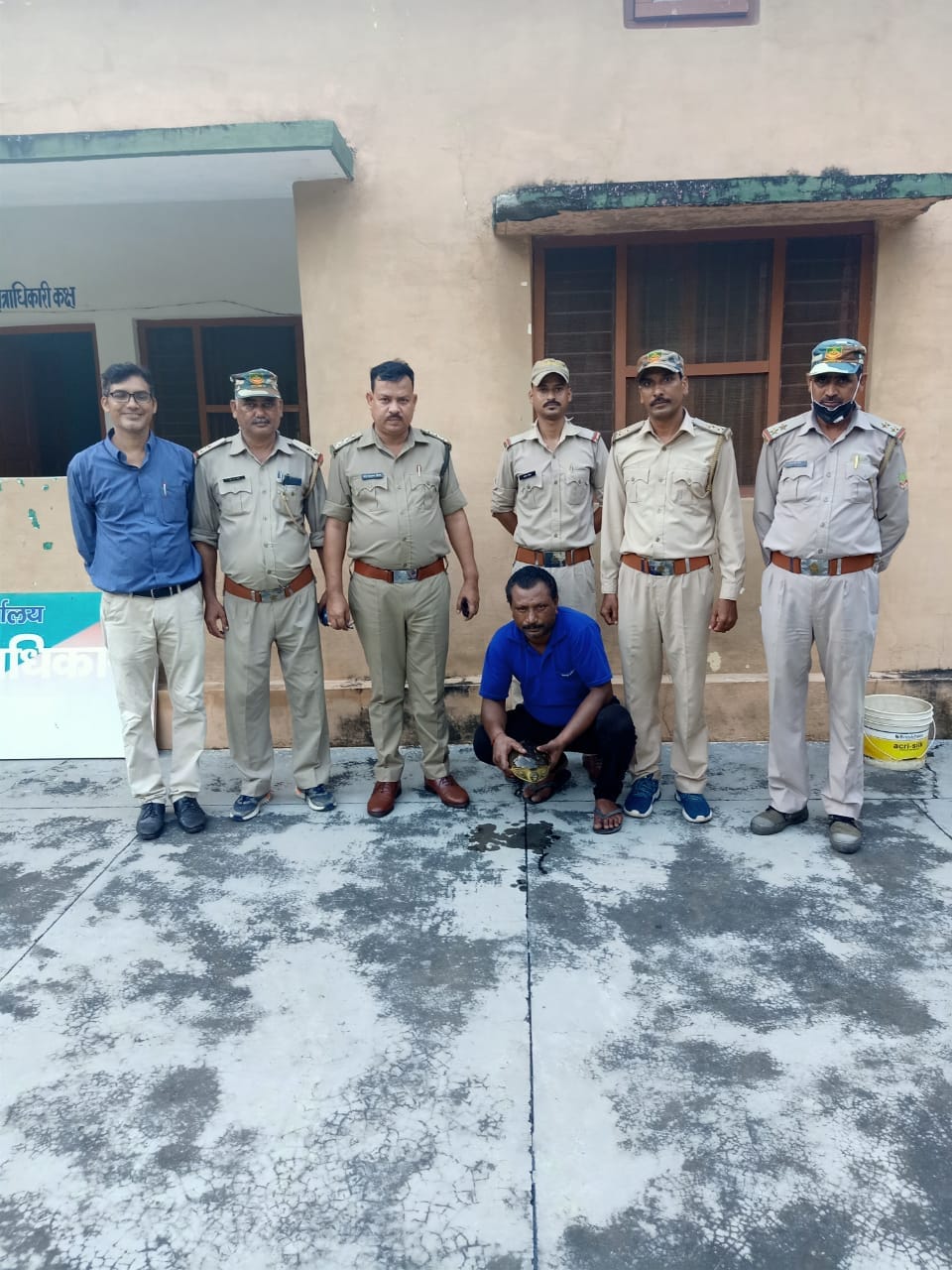 कछुए सहित एक दबोचा