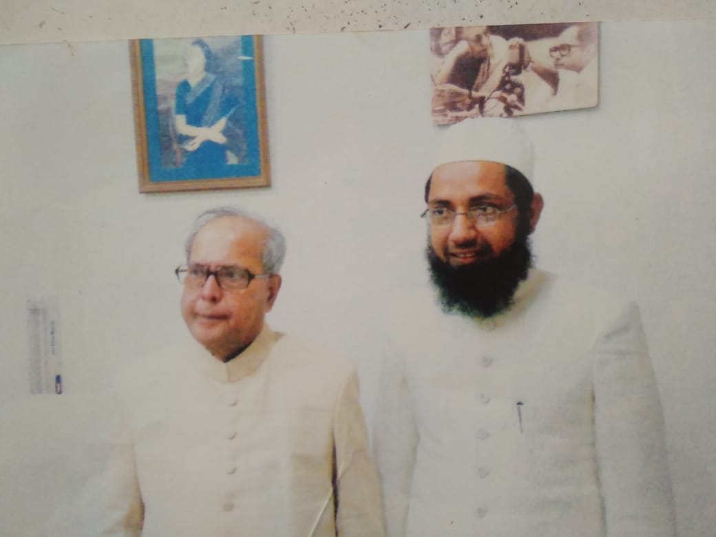 अलीगढ़ की सिली गई शेरवानियों के भी मुरीद थे प्रणव मुखर्जी

तस्वीर महल स्थित अख्तर मेहंदी ने 13 साल में पांच शेरवानी प्रणव दा को सिल कर दीं