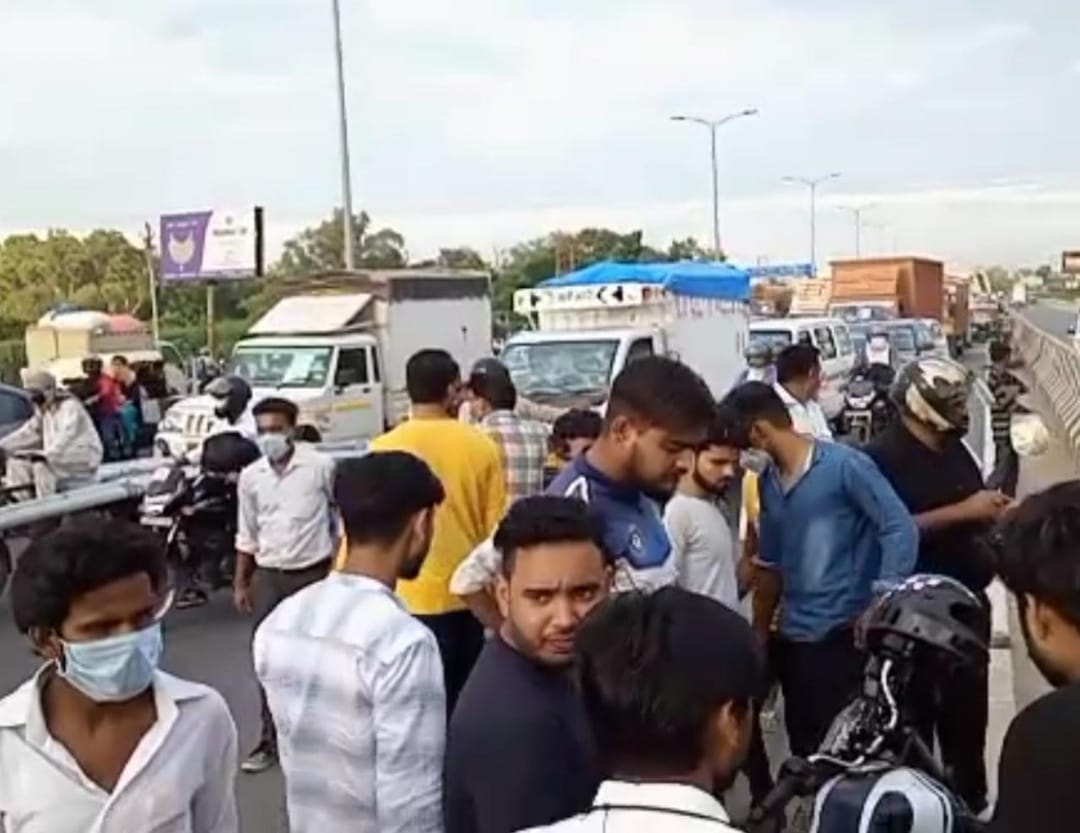 स्टंटबाजी पड़ी महंगी, कार से टकराया बाइक सवार