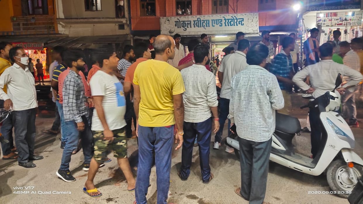 सड़क पर गाड़ी खड़ा करने को लेकर किया हंगामा, पुलिस ने लाठी भंजकर खाली कराई सड़क