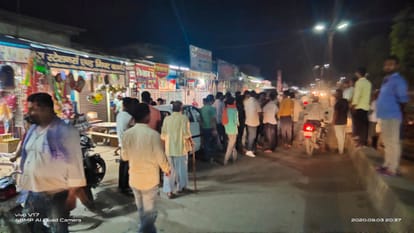 सड़क पर गाड़ी खड़ा करने को लेकर किया हंगामा, पुलिस ने लाठी भंजकर खाली कराई सड़क