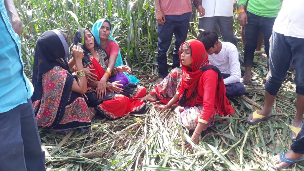 लापता युवक का शव पेड़ से लटका मिला, हत्या की आशंका