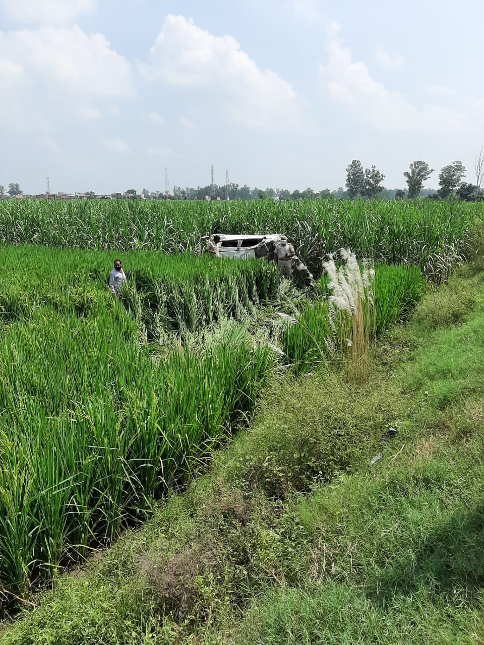 तेज रफ्तार कार ने सड़क किनारे बाइक पर खड़े दंपती को कुचला, मौत