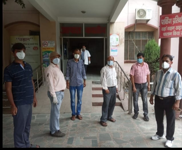 रुद्रपुर में वेतन बढ़ाने की मांग को लेकर वार्ड ब्वॉय ने किया प्रदर्शन