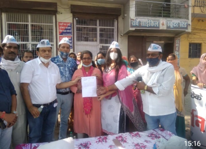 शराब के ठेके के विरोध में प्रदर्शन जारी