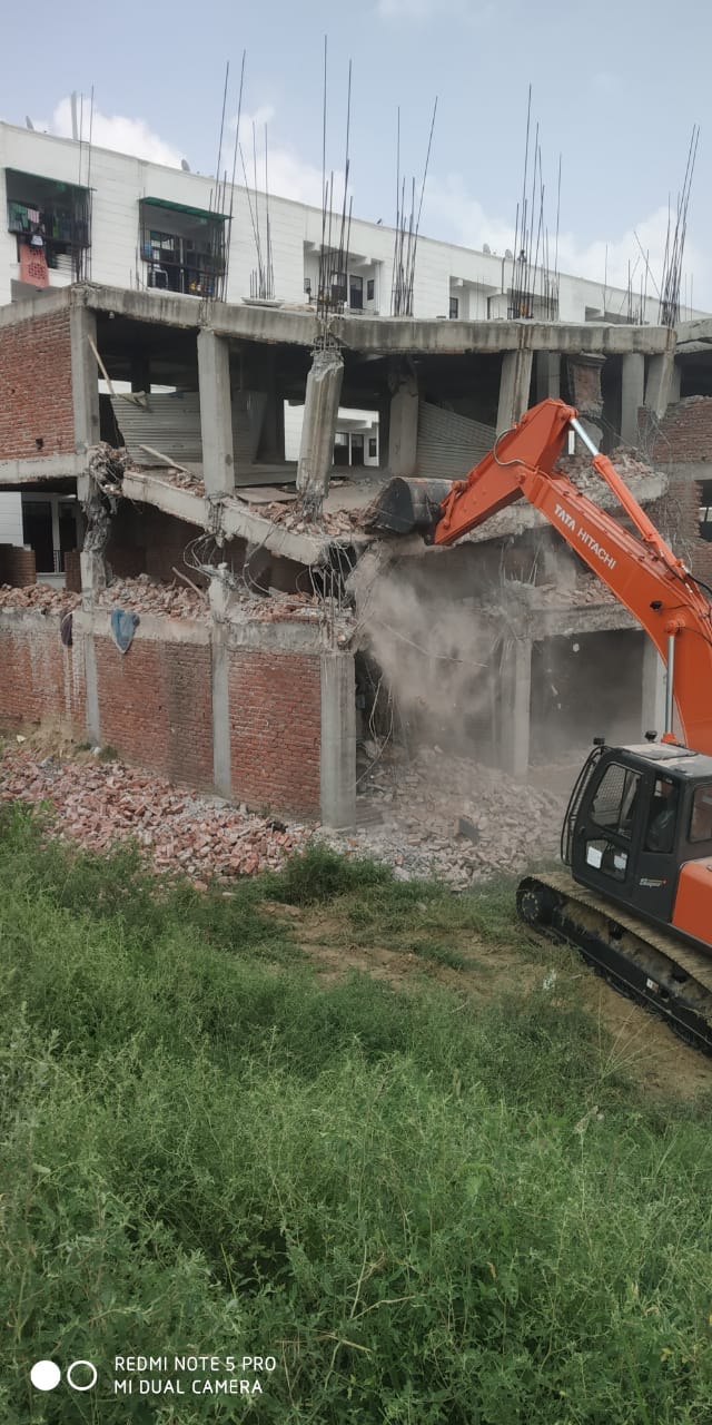 अवैध निर्माण पर चला जीडीए का बुलडोजर