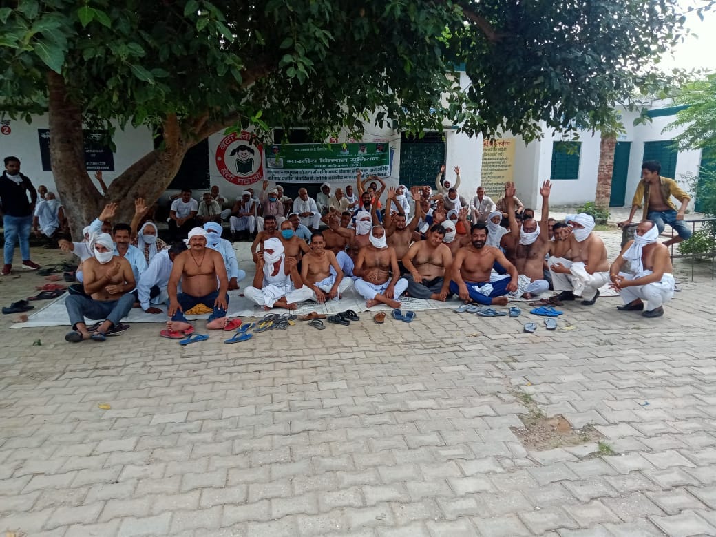 जीडीए के खिलाफ किसानों ने अर्धनग्न होकर किया प्रदर्शन