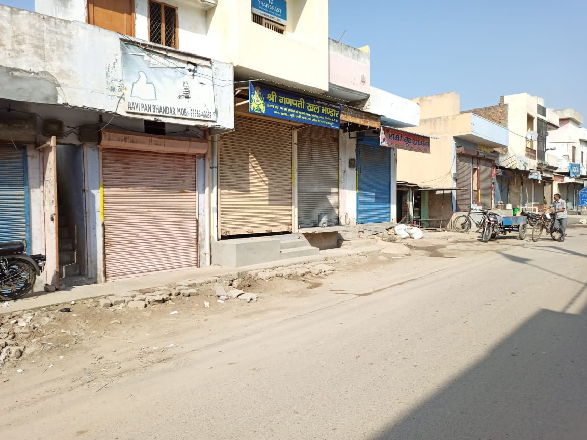 दुकानदार को गोली मारने के रोष में बाजार रखा बंद, पुलिस के आश्वासन पर खोलीं दुकानें
