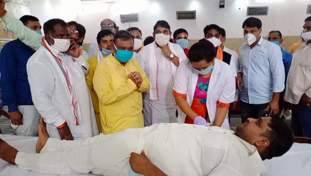भाजपाइयों ने 82 यूनिट रक्त किया दान