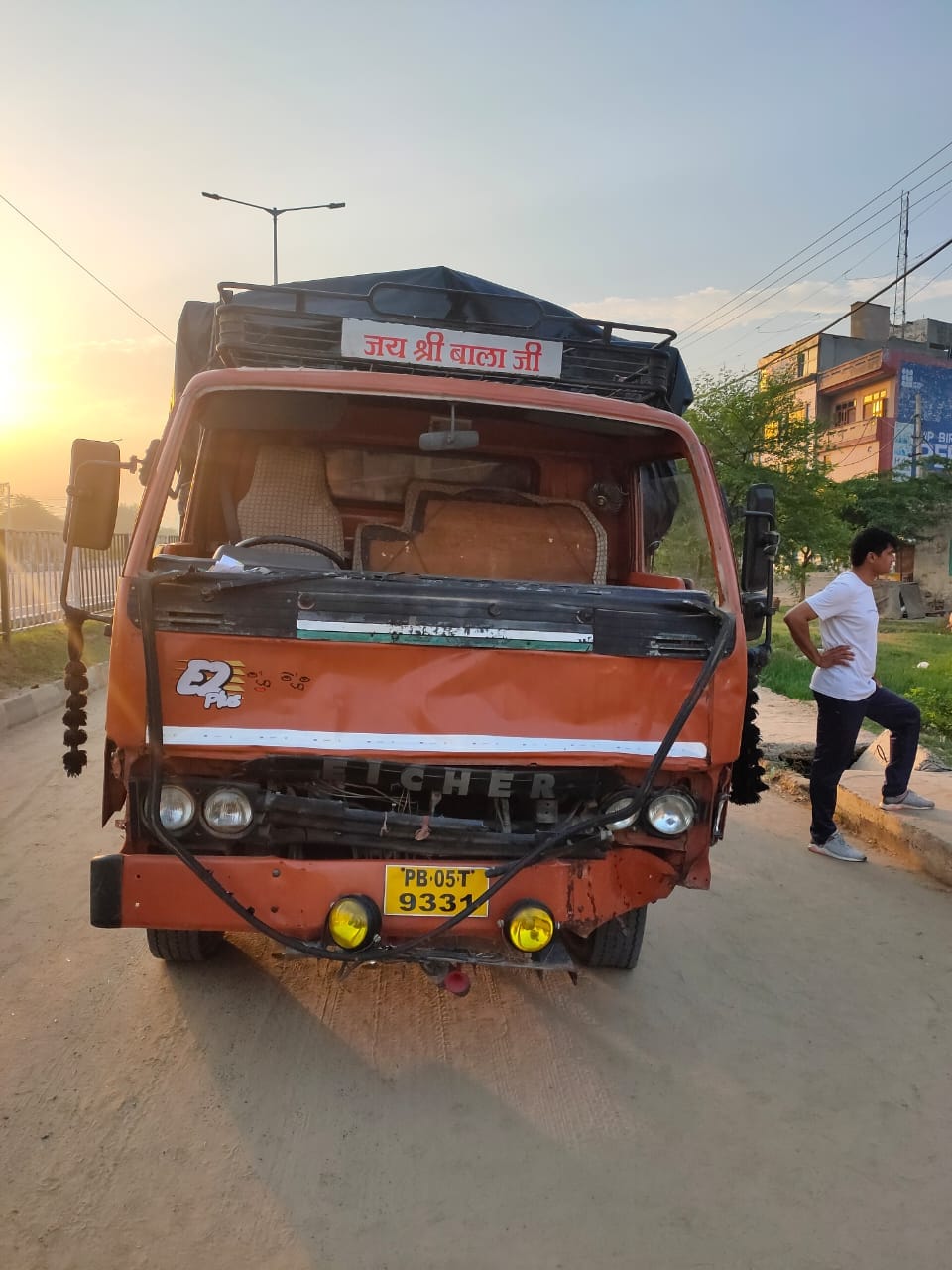 कैंटर की चपेट में आने से फौज से सेवानिवृत्त हवलदार और उसकी पत्नी की मौत, दो अन्य घायल