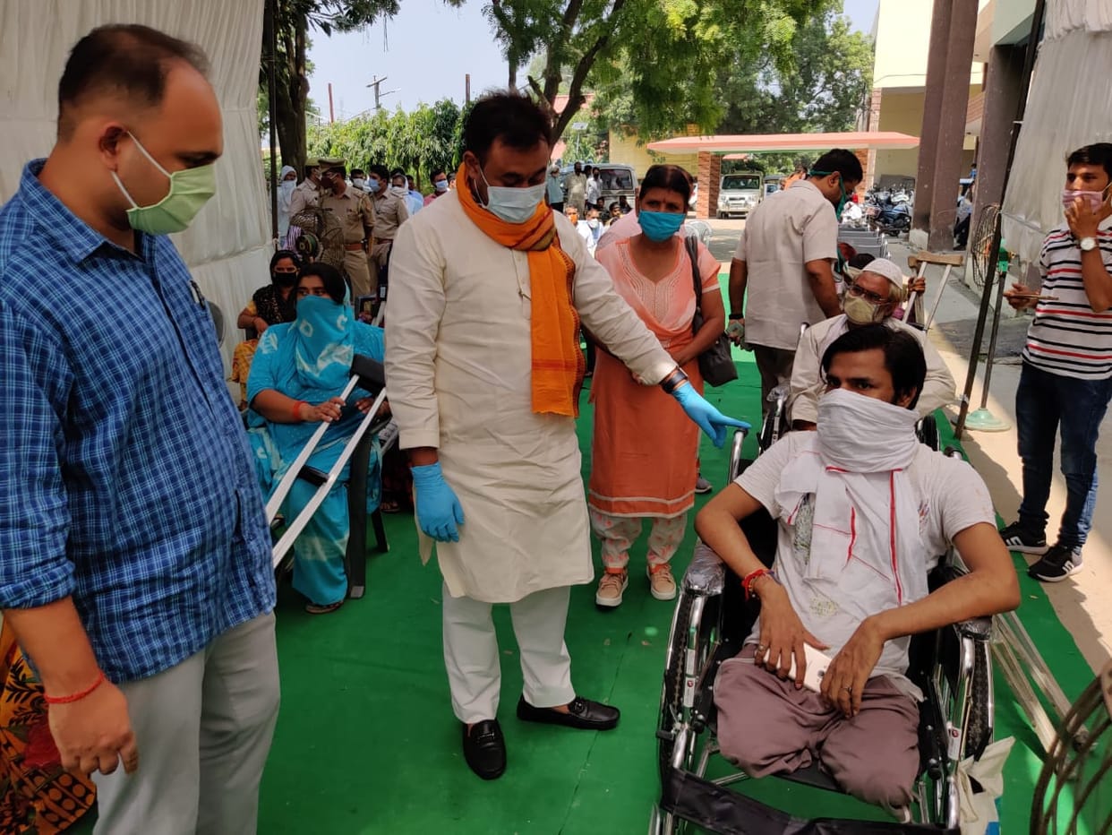 सांसद और सीडीओ ने वितरित किए कृत्रिम उपकरण 