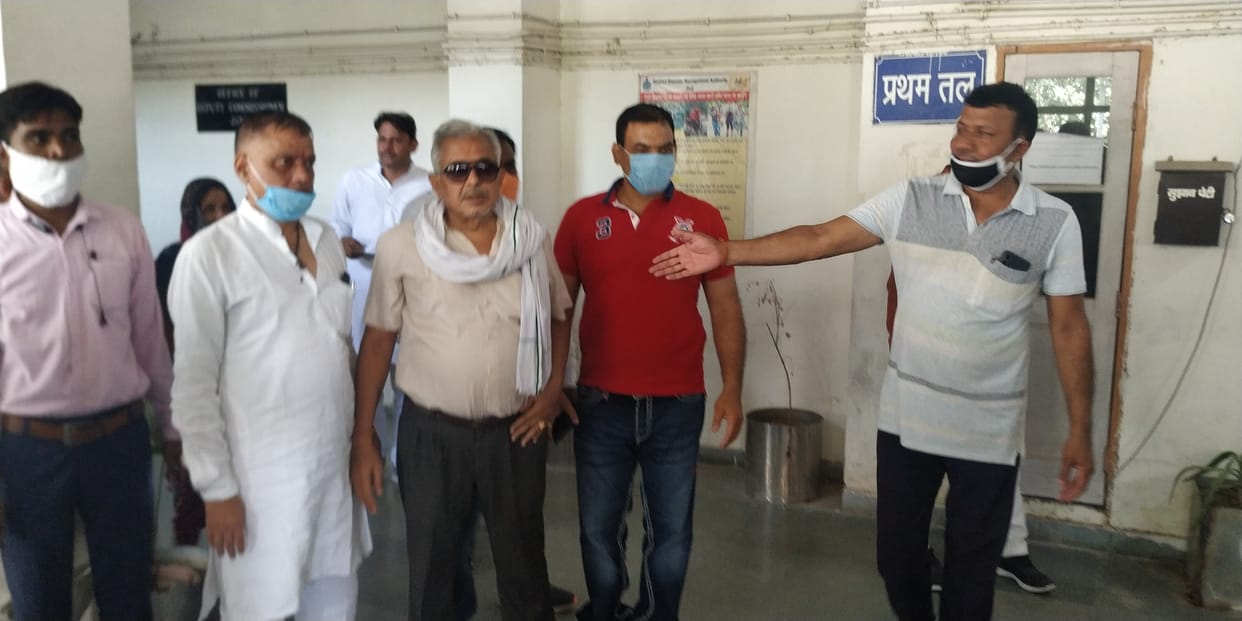 नगर परिषद की चेयरपर्सन के खिलाफ अविश्वास प्रस्ताव लाने के लिए विरोधी पार्षदों ने डीसी को सौपा शपथ पत्र