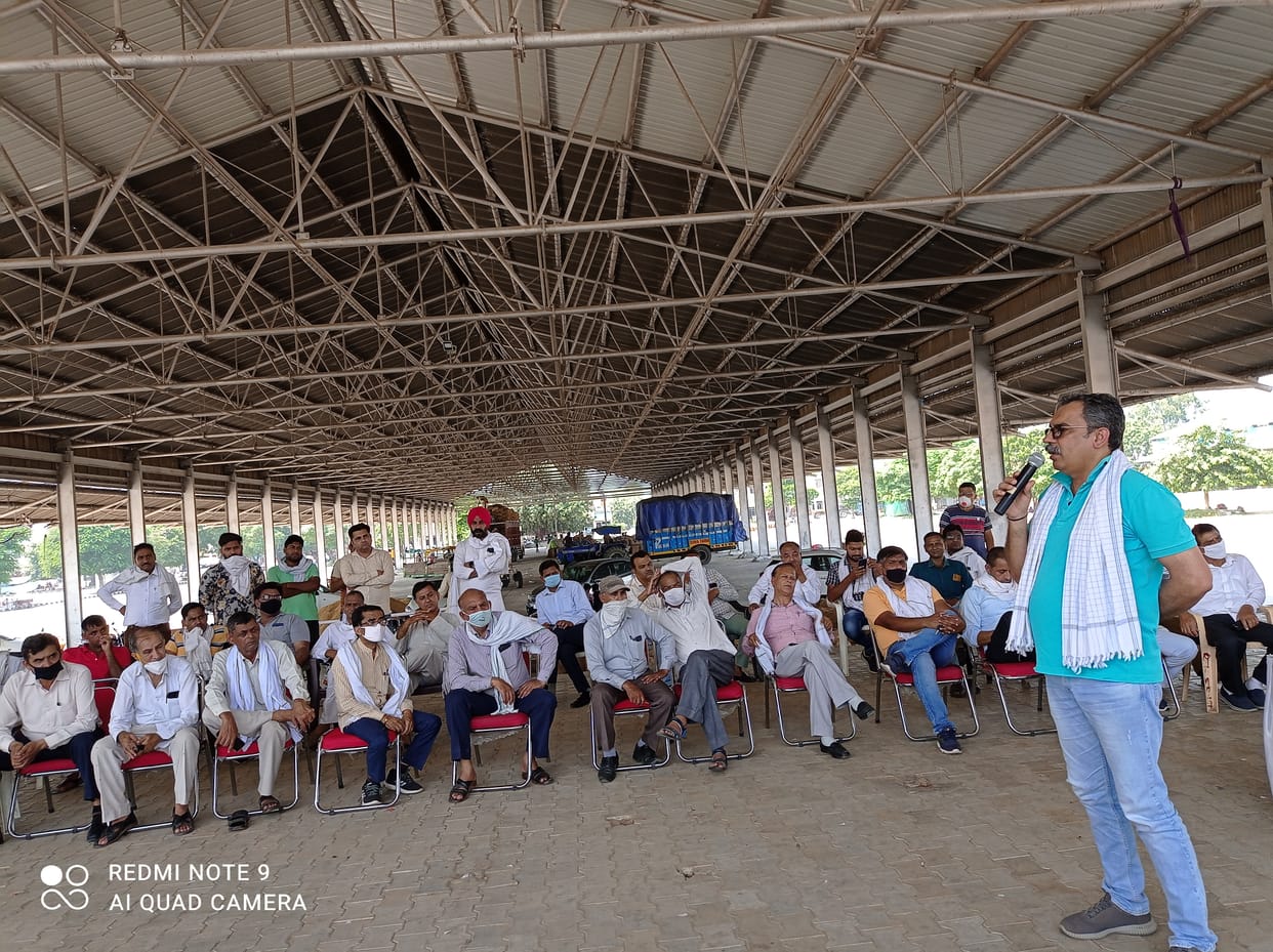 अनाज मंडी में  आढतियों का धरना