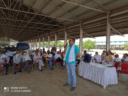 अनाज मंडी में  आढतियों का धरना