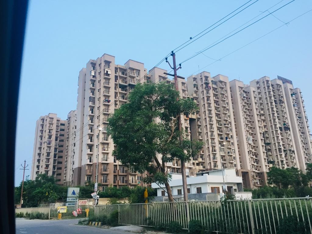 खस्ताहाल सड़कें बढ़ा रहीं आदित्य वर्ल्ड सिटी के लोगों की परेशानी