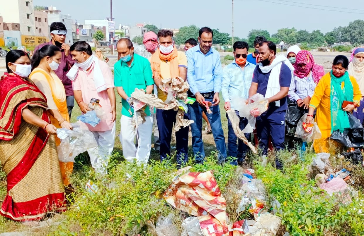सिंगल यूज़ प्रतिबंधित पॉलिथीन के खिलाफ चलाया अभियान