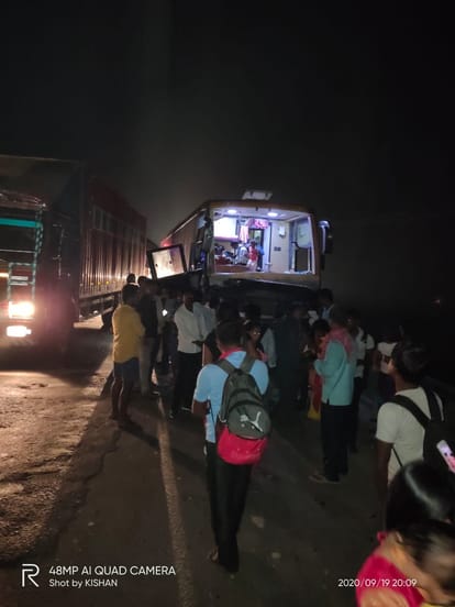 छपरा से दिल्ली जा रही प्राइवेट बस पुल की रेलिंग से टकराई, बाल बाल बचे यात्री