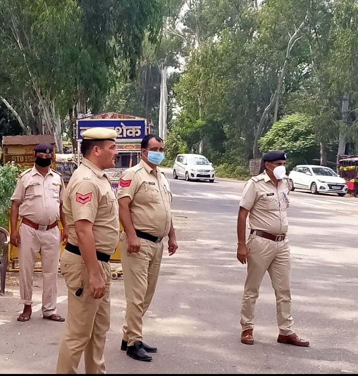 पुलिस ने नाका लगाकर रखी चौकसी