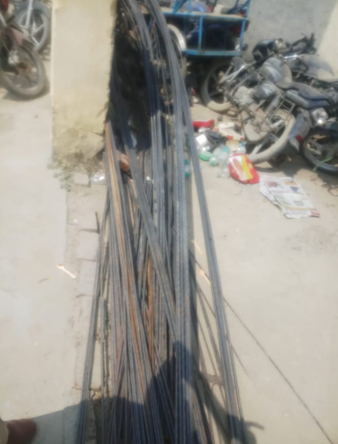ट्रक से सरिया चुराकर मिट्टी-पानी से वजन पूरा करने वाला गैंग दबोचा