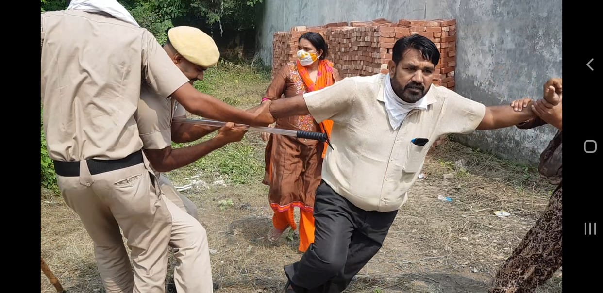 शिक्षा मंत्री के आवास पर प्रदर्शन कर रहे  पीटीआई शिक्षकों की पुलिस से झड़प