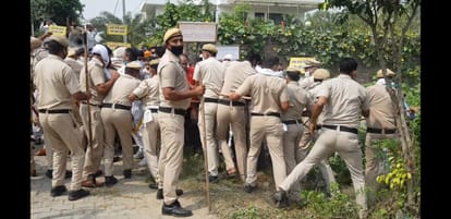 शिक्षा मंत्री के आवास पर प्रदर्शन कर रहे  पीटीआई शिक्षकों की पुलिस से झड़प