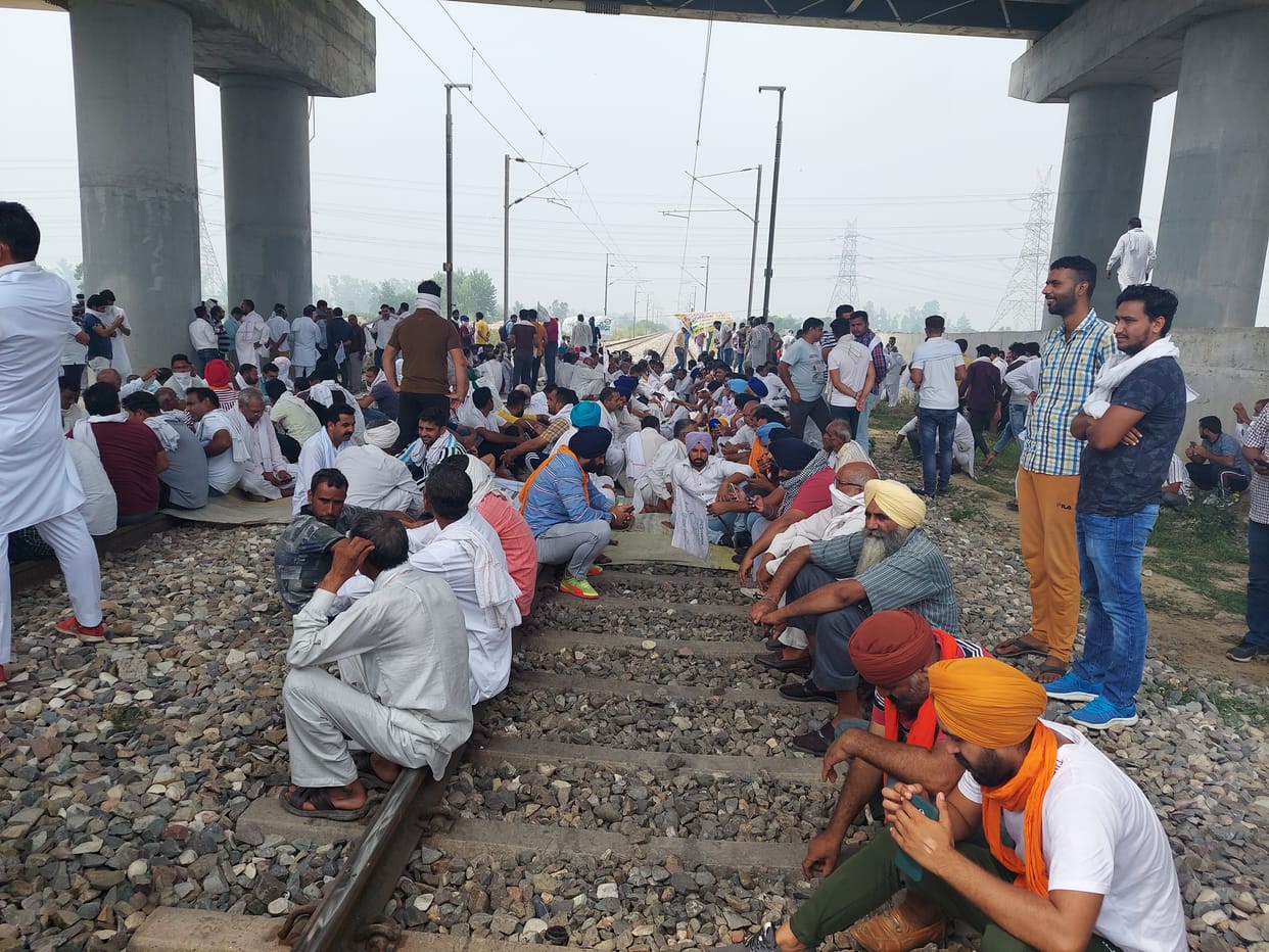 यमुनानगर में रेलवे ट्रैक पर जाम लगाकर बैठे किसान