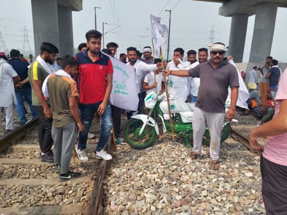 यमुनानगर में रेलवे ट्रैक पर जाम लगाकर बैठे किसान