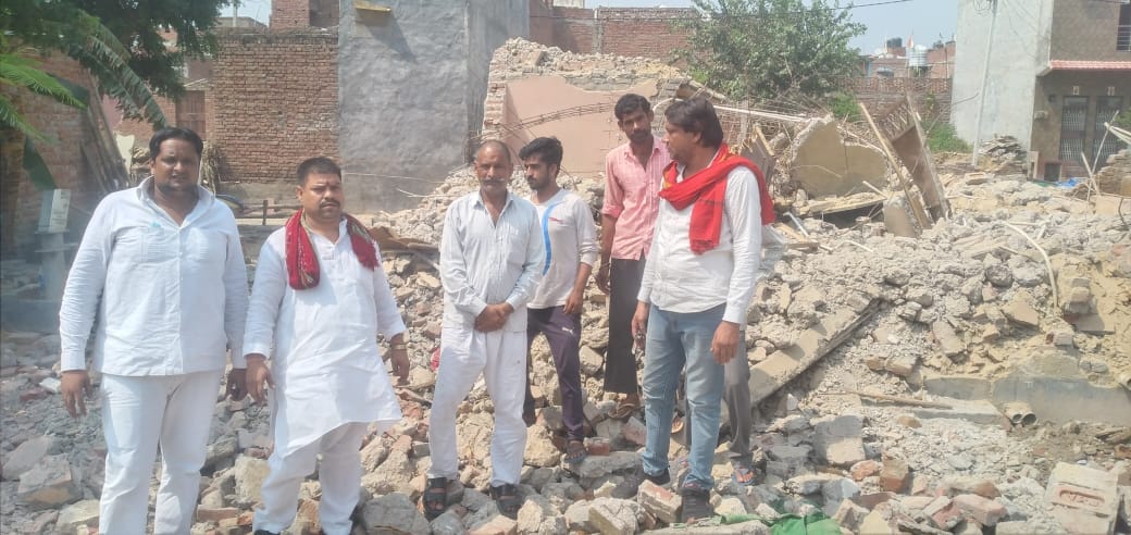 शांतिनगर में पीड़ितों से मिले सपा कार्यकर्ता