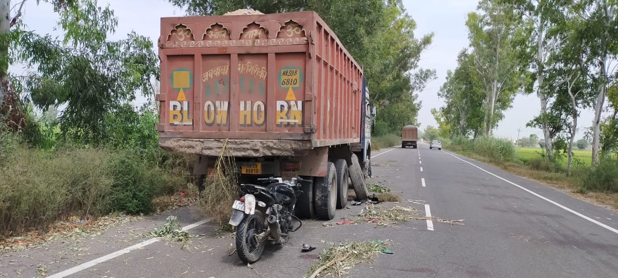डंपर से टकराकर बाइक सवार दो की मौत