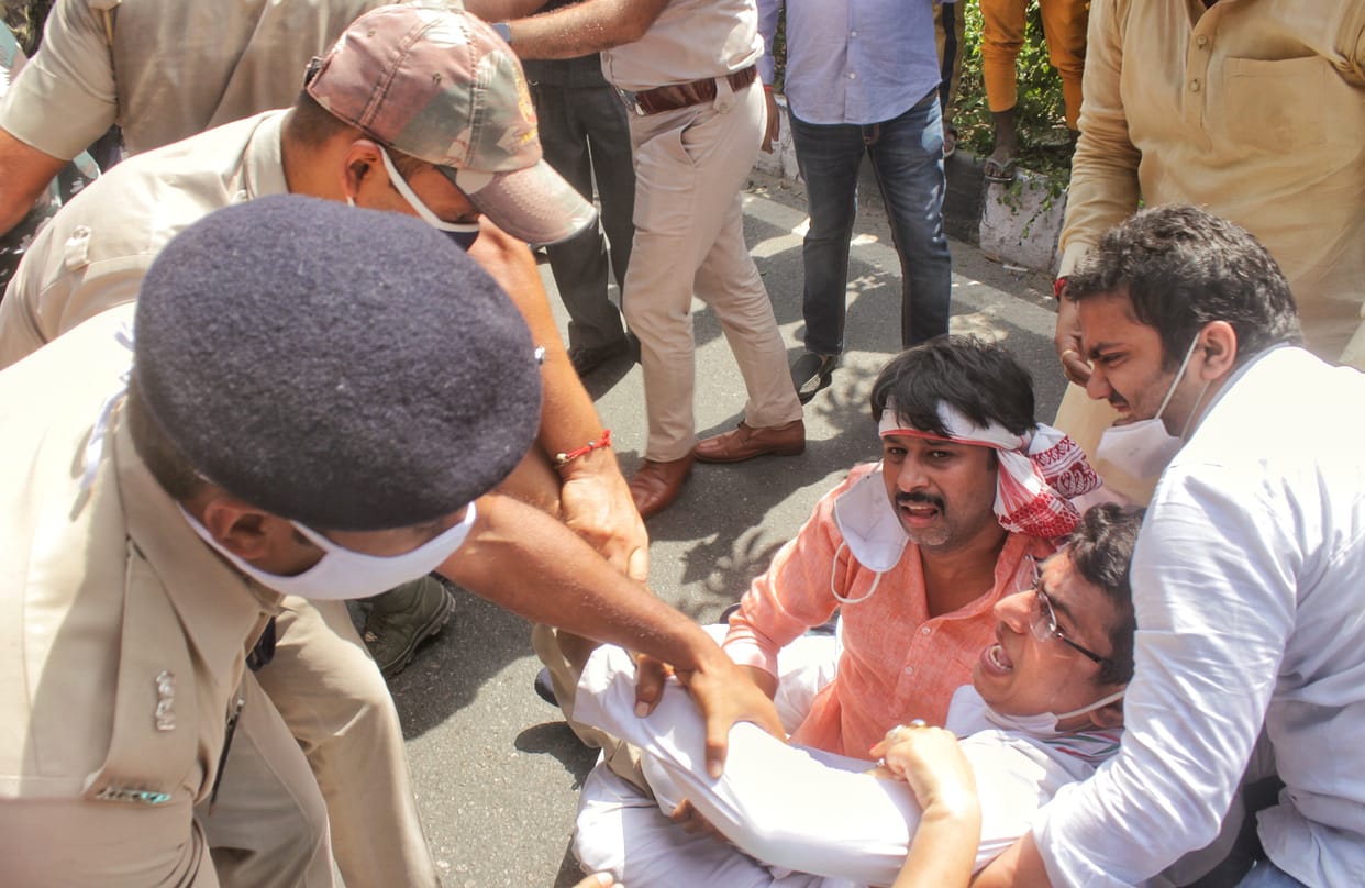 राजघाट से राजनिवास की ओर कांग्रेस कार्यकर्ताओं द्वारा निकाले जा रहे किसान मजदूर न्याय मार्च में कांग्रेस कार्यकर्ताओं का बीच सड़क पर प्रदर्शन। इस दौरान प्रदर्शनकारियों को बसों में गिरफ्तार कर भेजा थाने।
-- फ़ोटो शुभम बंसल