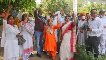 राजघाट से राजनिवास की ओर कांग्रेस कार्यकर्ताओं द्वारा निकाले जा रहे किसान मजदूर न्याय मार्च में कांग्रेस कार्यकर्ताओं का बीच सड़क पर प्रदर्शन। इस दौरान प्रदर्शनकारियों को बसों में गिरफ्तार कर भेजा थाने।
-- फ़ोटो शुभम बंसल