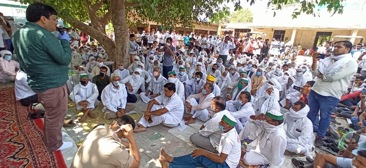 एक समान मुआवजे को लेकर छह गांव के किसानों की हुंकार