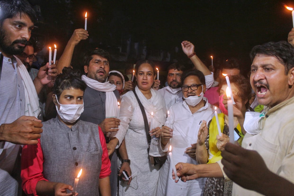 उत्तर प्रदेश के हाथरस जिले में युवती के साथ रेप के बाद हत्या।दिल्ली के सफदरजंग अस्पताल में कांग्रेस कार्यकर्ताओं और नेताओं ने कैंडल जलाकर निकाला मार्च। फ़ोटो शुभम बंसल