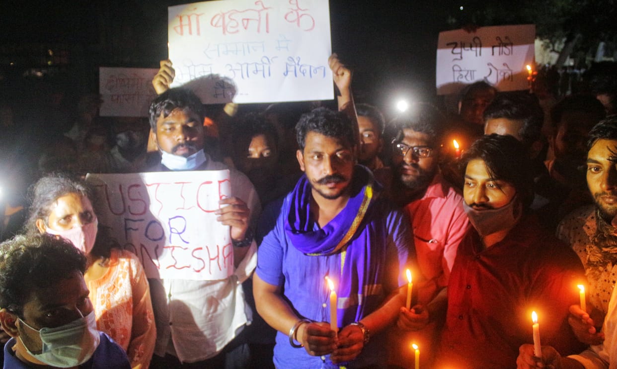 उत्तर प्रदेश के हाथरस जिले में युवती के साथ रेप के बाद हत्या।दिल्ली के सफदरजंग अस्पताल में भीम आर्मी ने निकाला कैंडल मार्च। फ़ोटो शुभम बंसल