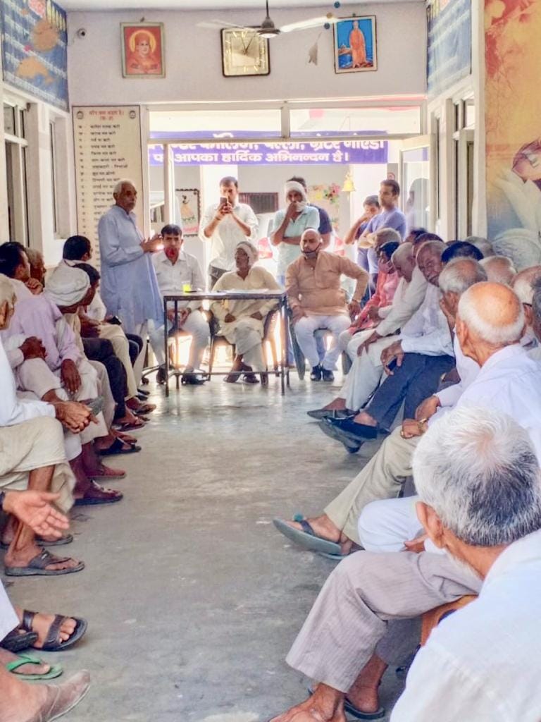बाजार दर का चार गुणा मुआवजा की मांग को लेकर पंचायत